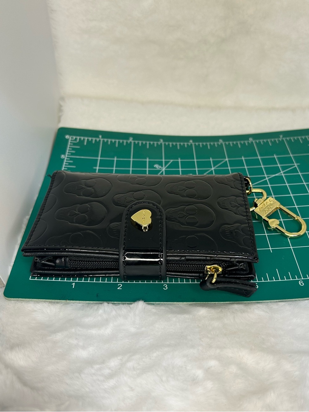 BETSY JOHNSON PATENT SKULL WALLET WITH KEYCHAIN - Picture 4 of 4